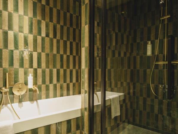 Hotel Gounod Fully Renovated : photo 4 de la chambre suite junior avec douche, baignoire et balcon