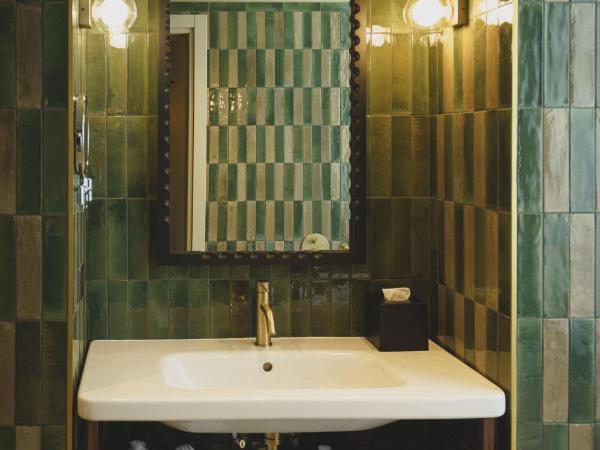 Hotel Gounod Fully Renovated : photo 2 de la chambre chambre deluxe avec baignoire et douche