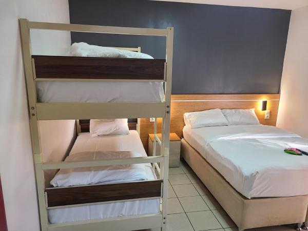 Hôtel Victoire, Poitiers Gare : photo 3 de la chambre chambre quadruple