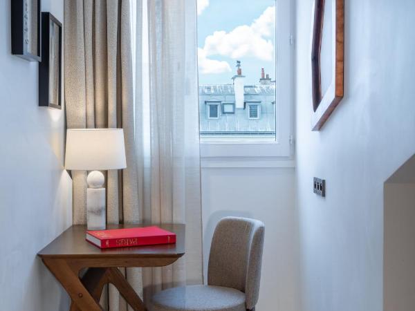 InterContinental Paris Champs Elysées Etoile, an IHG Hotel : photo 2 de la chambre suite junior lit king-size avec vue sur tour eiffel