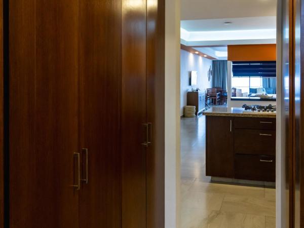 The Paramar Beachfront Boutique Hotel With Breakfast Included - Downtown Malecon : photo 10 de la chambre suite master premium master côté plage avec 2 lits queen-size et 1 lit king-size