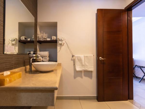 The Paramar Beachfront Boutique Hotel With Breakfast Included - Downtown Malecon : photo 6 de la chambre grande suite deluxe avec 2 lits king-size - vue sur océan