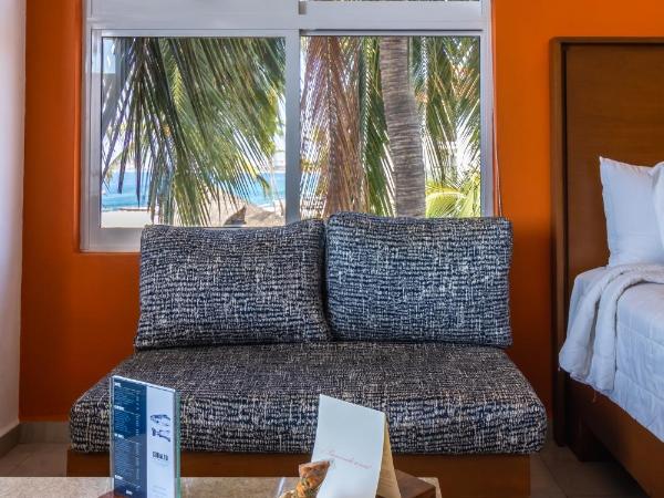 The Paramar Beachfront Boutique Hotel With Breakfast Included - Downtown Malecon : photo 9 de la chambre suite master premium master côté plage avec 2 lits queen-size et 1 lit king-size