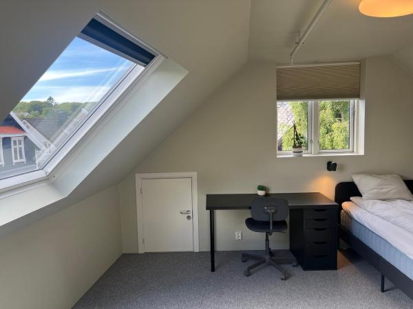 Central Guest House - Bedroom with en suite Bathroom : photo 1 de la chambre chambre double avec salle de bains privative