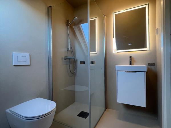 Central Guest House - Bedroom with en suite Bathroom : photo 6 de la chambre chambre double avec salle de bains privative