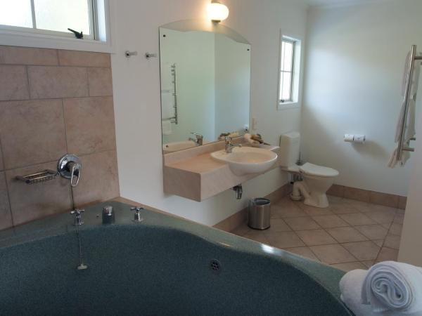 Silver Fern Rotorua Suites & Spa : photo 10 de la chambre family one bedroom suite with spa pool
