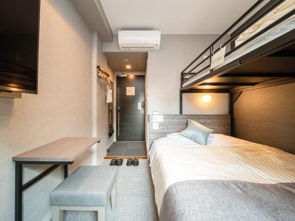 Super Hotel Premier Nagoya Sakuradoriguchi : photo 2 de la chambre chambre avec lit double et lits superposés