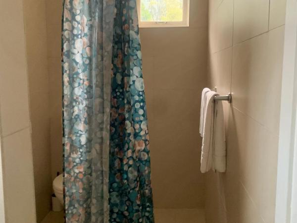 Manly Bunkhouse : photo 10 de la chambre chambre lits jumeaux avec salle de bains privative