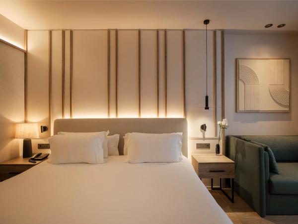 H10 Puerta de Alcalá : photo 1 de la chambre chambre supérieure familiale (3 adultes)