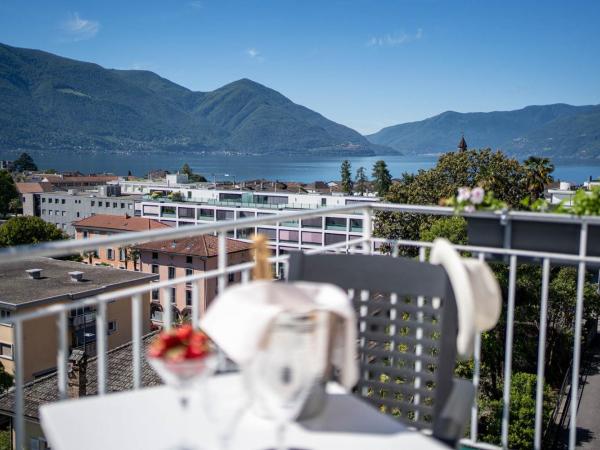 Hotel La Perla : photo 2 de la chambre superior panorama double room with balcony lake view