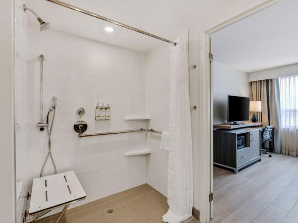 Holiday Inn & Suites Ottawa Kanata, an IHG Hotel : photo 3 de la chambre chambre lit king-size avec douche accessible en fauteuil roulant