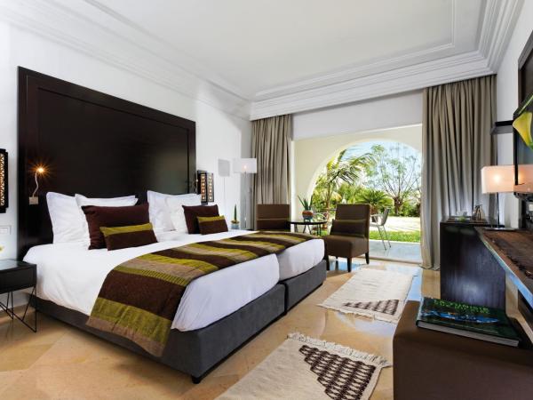 Mövenpick Hotel Gammarth Tunis : photo 5 de la chambre chambre lit king-size deluxe - vue sur mer et piscine