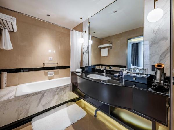 voco Wuhan Xinhua, an IHG Hotel : photo 5 de la chambre suite 1 chambre lit king-size avec accès au salon-club