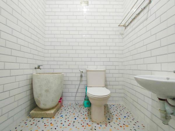 Tjahaja Baroe Syariah Mitra RedDoorz At Dukuh Kupang : photo 6 de la chambre chambre double supérieure