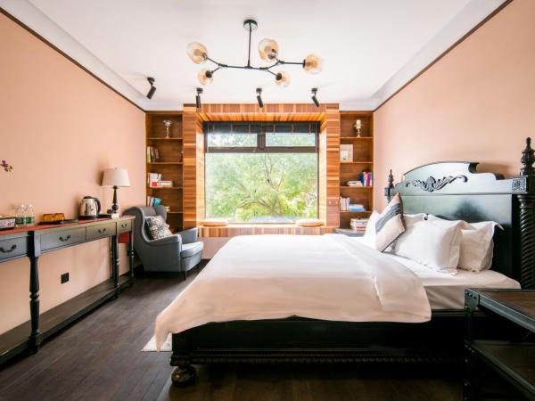 Suzhou Tree B&B - Suzhou Shushan Eco Village : photo 1 de la chambre chambre lit king-size - vue sur montagne