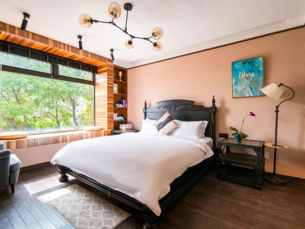 Suzhou Tree B&B - Suzhou Shushan Eco Village : photo 2 de la chambre chambre lit king-size - vue sur montagne