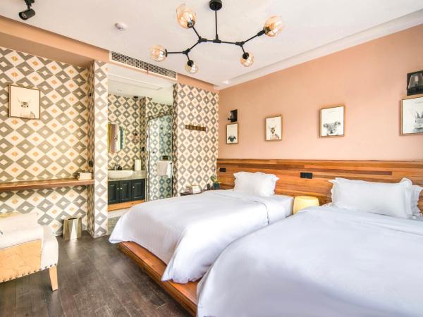 Suzhou Tree B&B - Suzhou Shushan Eco Village : photo 1 de la chambre chambre lit king-size avec balcon