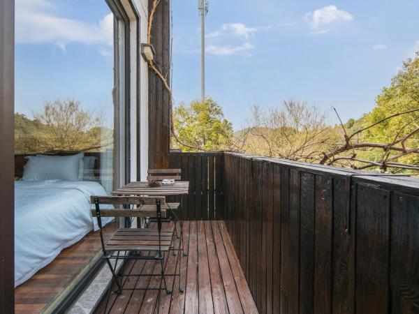 Suzhou Tree B&B - Suzhou Shushan Eco Village : photo 4 de la chambre chambre lit king-size avec balcon