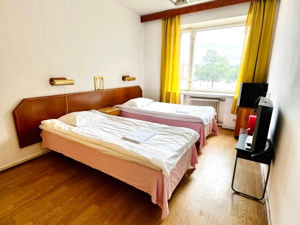 B&B Retro - Guesthouse Kupittaa : photo 1 de la chambre chambre lits jumeaux avec salle de bains commune