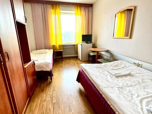 B&B Retro - Guesthouse Kupittaa : photo 3 de la chambre chambre lits jumeaux avec salle de bains commune