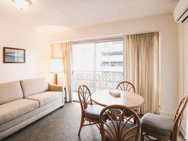 Royal Grove Waikiki : photo 5 de la chambre suite 1 chambre lit king-size avec canapé-lit et cuisine entièrement Équipée