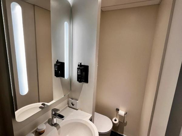 ibis Besançon Centre Ville : photo 2 de la chambre chambre standard avec 1 lit double et 1 canapé-lit double