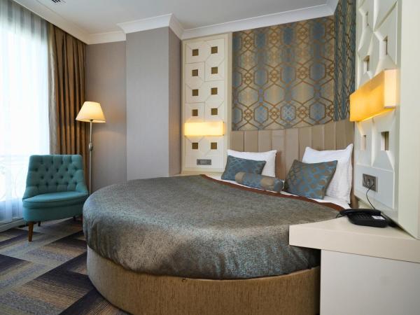 The Grand Mira Business Hotel : photo 1 de la chambre suite deluxe avec baignoire spa