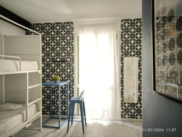 Feel Hostels Soho Malaga : photo 1 de la chambre chambre quadruple avec salle de bains privative