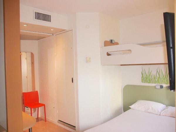 ibis budget Thonon Les Bains : photo 8 de la chambre chambre triple avec 1 lit double et 1 lit superpos