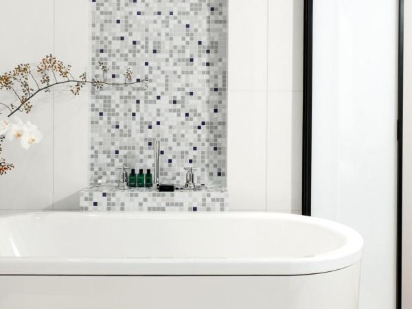 Sofitel Paris Arc De Triomphe : photo 4 de la chambre hébergement en duplex avec 1 lit king-size