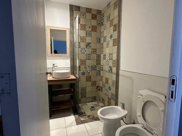 La Félicité Hostel : photo 2 de la chambre chambre double ou lits jumeaux avec salle de bains privative