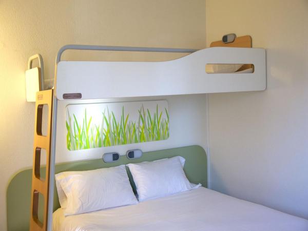 Ibis Budget Toulon Centre : photo 5 de la chambre chambre familiale avec 1 lit double et 2 lits simples