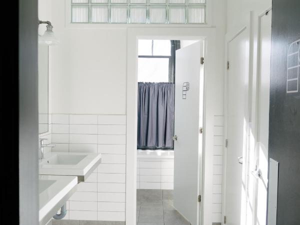 Saintlo Ottawa Jail Hostel : photo 2 de la chambre lit simple dans dortoir mixte de 8 lits