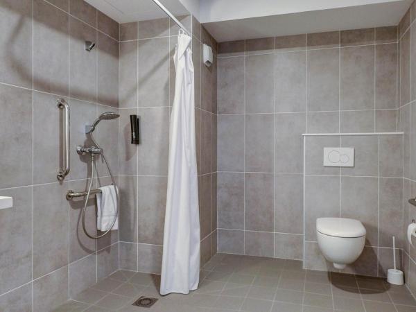 B&B HOTEL Besançon Valentin : photo 3 de la chambre chambre familiale adaptée aux personnes à mobilité réduite