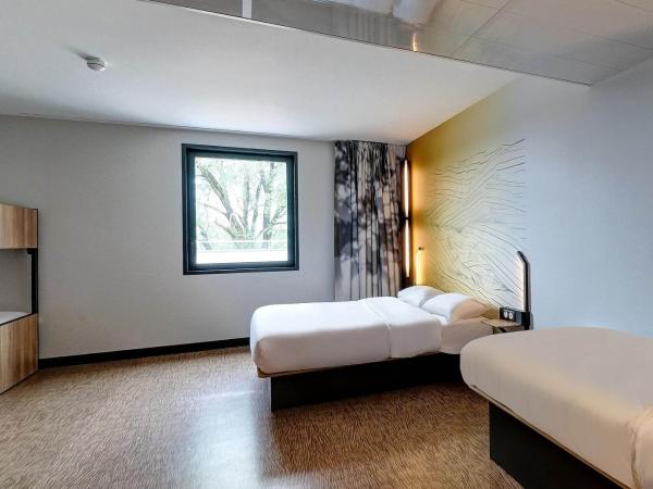 B&B HOTEL Besançon Valentin : photo 6 de la chambre chambre familiale adaptée aux personnes à mobilité réduite