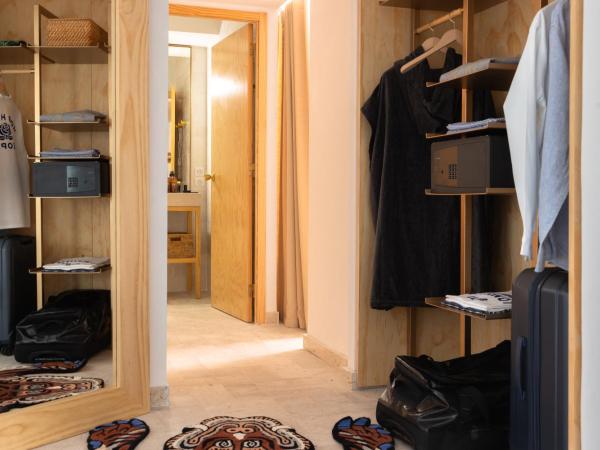 MOB HOTEL Cannes : photo 4 de la chambre large suite with terrace or loggia