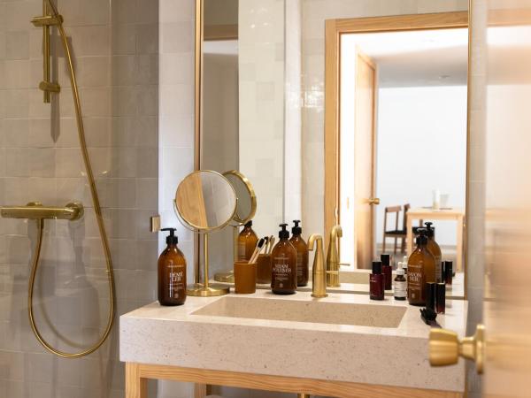 MOB HOTEL Cannes : photo 5 de la chambre large suite with terrace or loggia