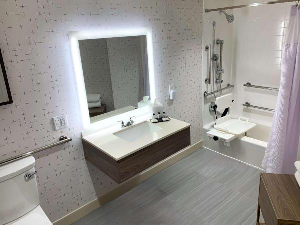 Sonesta Columbus Downtown : photo 5 de la chambre deluxe queen room mobility accessible w.tub