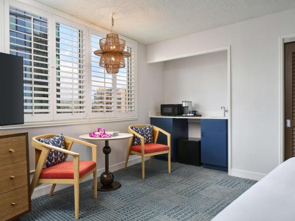 OHANA Waikiki East by OUTRIGGER : photo 2 de la chambre studio avec kitchenette et 1 lit king-size