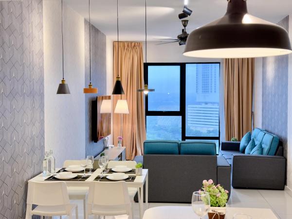 MidValley Southkey Mosaic 6-9pax Netflix-SmartTV70inch : photo 1 de la chambre appartement supérieur 2 chambres