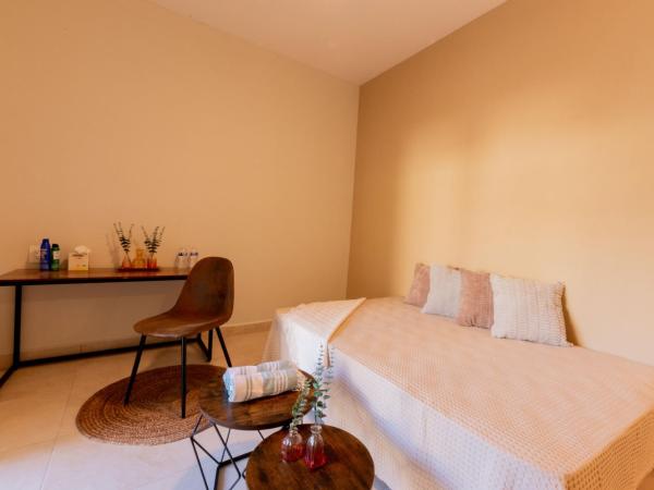 Casa Victoria Malecón - Adults Only : photo 7 de la chambre grande chambre double