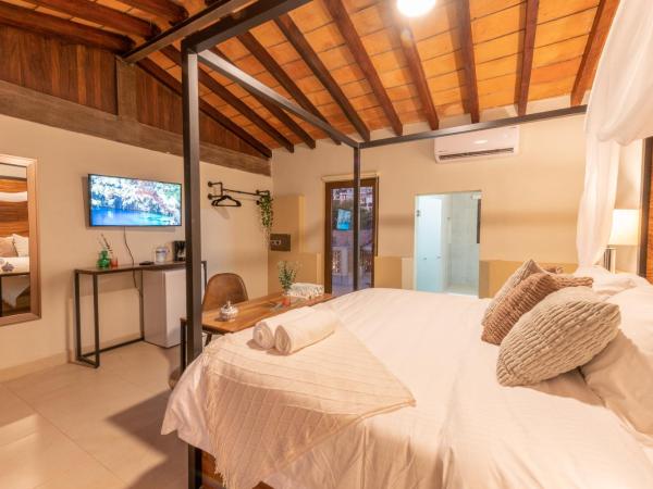 Casa Victoria Malecón - Adults Only : photo 2 de la chambre chambre lit king-size avec balcon