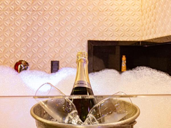 EUPHORIA MOTEL : photo 9 de la chambre suite avec baignoire spa