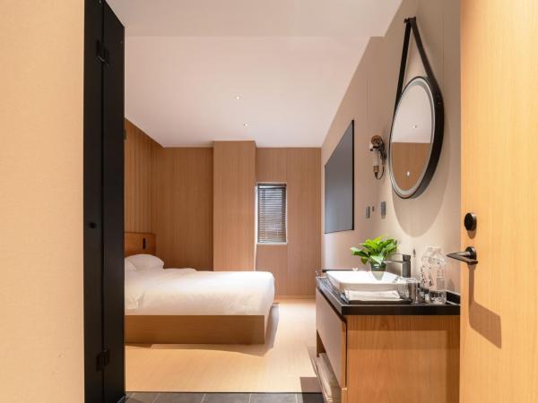 Captain 5 Youth Hotel-Xianxia Road Branch : photo 3 de la chambre chambre standard lit queen-size