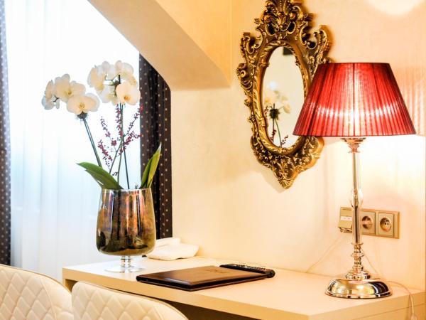 Myo Hotel Mysterius : photo 8 de la chambre suite junior avec lit d'appoint - vue sur ville