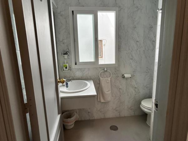 Hostal Berlin : photo 3 de la chambre chambre double ou lits jumeaux avec salle de bains privative externe