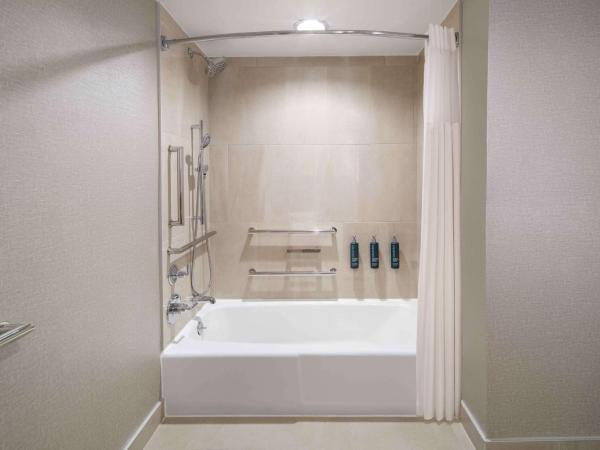 DoubleTree by Hilton Austin : photo 8 de la chambre chambre lit king-size avec baignoire accessible aux personnes à mobilité réduite