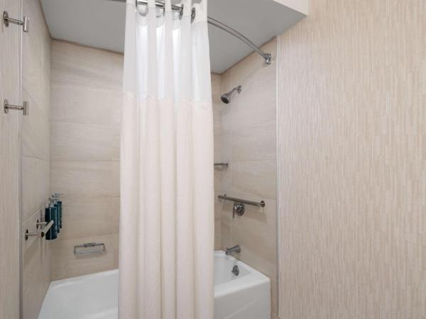 DoubleTree by Hilton Hotel Columbia : photo 8 de la chambre chambre lit king-size avec baignoire accessible aux personnes à mobilité réduite et malentendantes