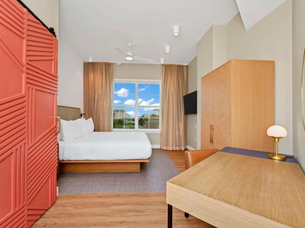 Embassy Suites By Hilton Orlando Sunset Walk : photo 6 de la chambre two-bedroom premium corner king suite with two queen beds