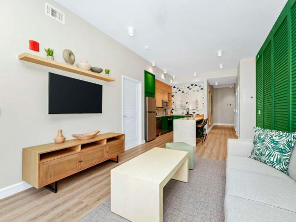 Embassy Suites By Hilton Orlando Sunset Walk : photo 5 de la chambre two-room corner king suite with balcony